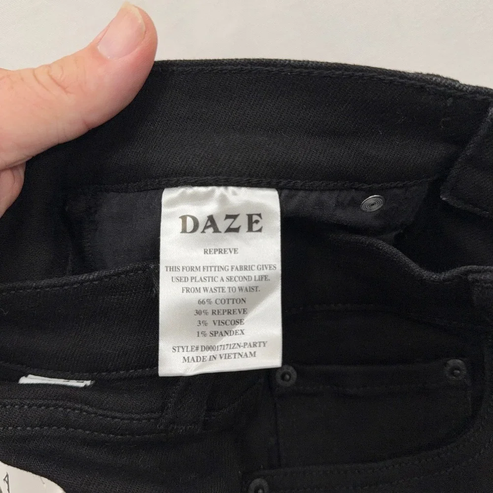 Daze Denim Shy Girl High Rise Crop Flare Jeans Black Mens Size 29 NWT